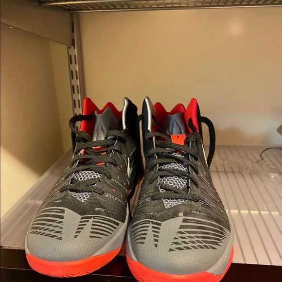 NIKE BASKETBALL SHOES - Picture 3 of 3